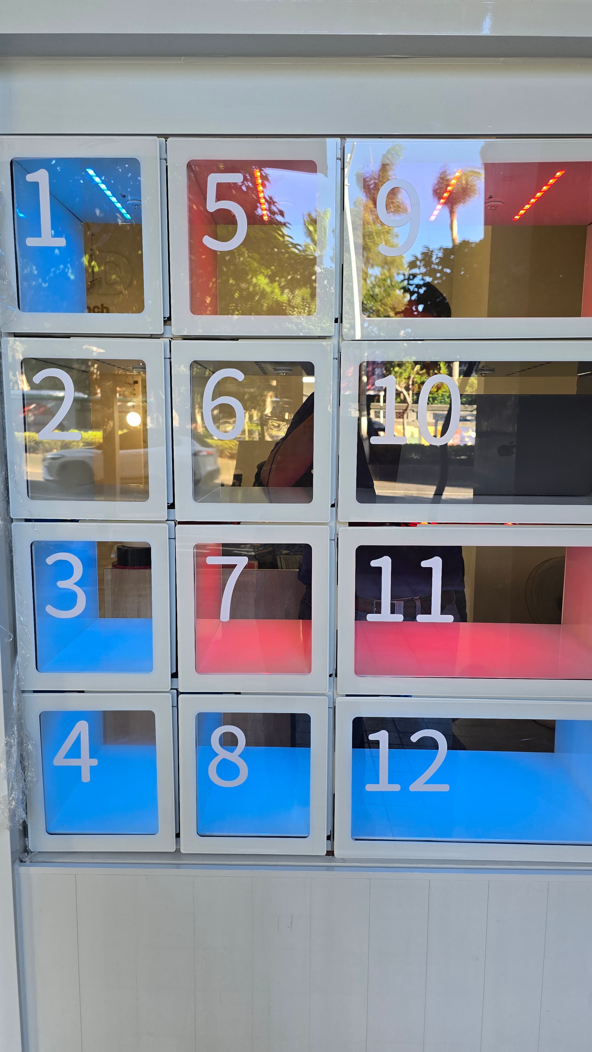 GraBox 智取櫃 12 格 LED 燈號近拍 麥味登門市