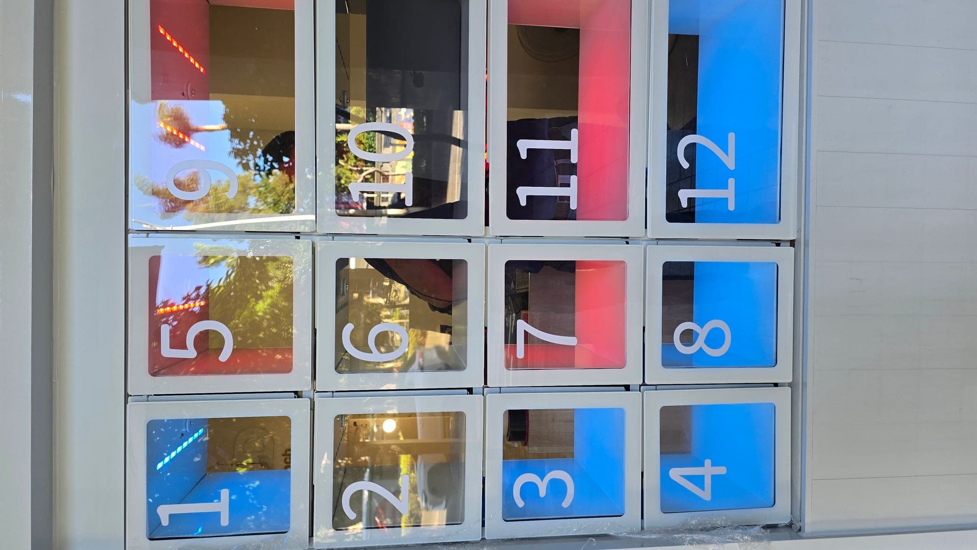 GraBox 智取櫃 12 格 LED 彩色燈號近拍 紅藍燈光顯示取餐狀態