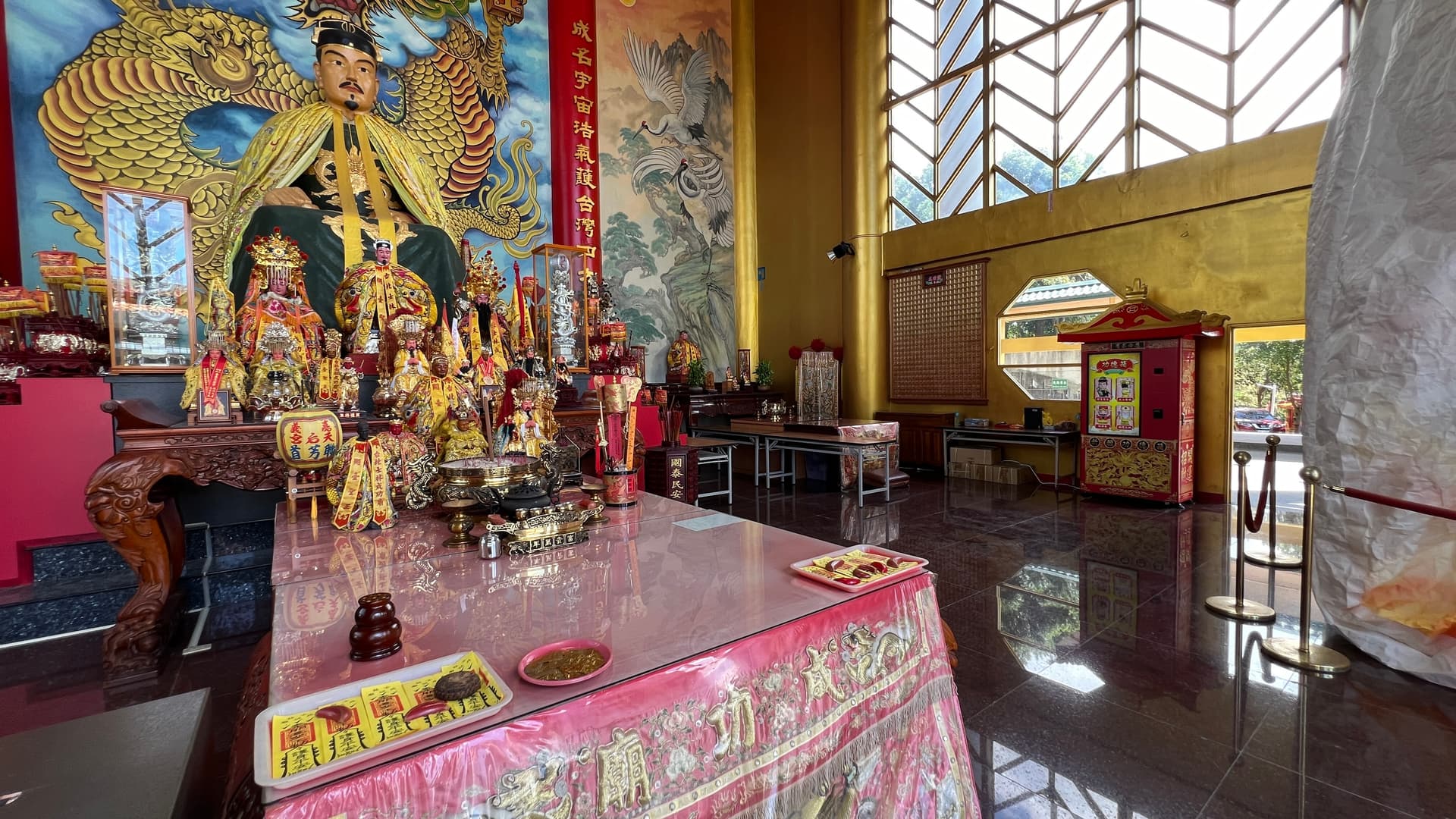 士林成功廟大殿內功德箱部署環境