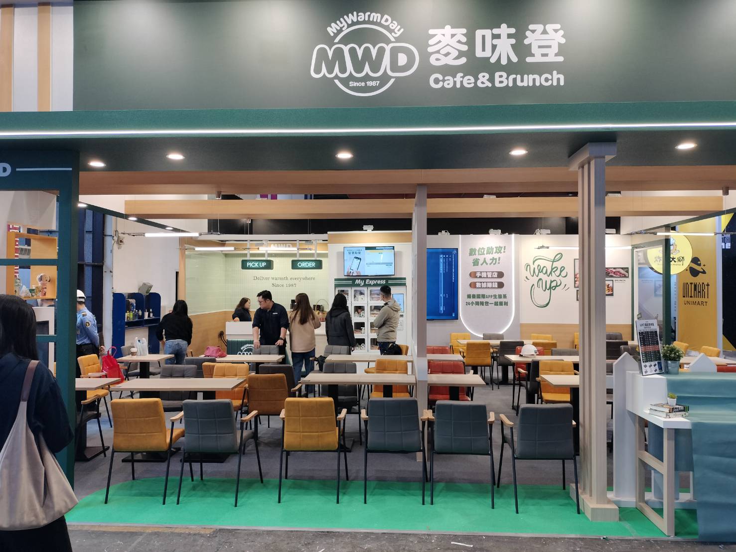 麥味登 2026 高雄加盟展 GraBox 智取櫃展示現場