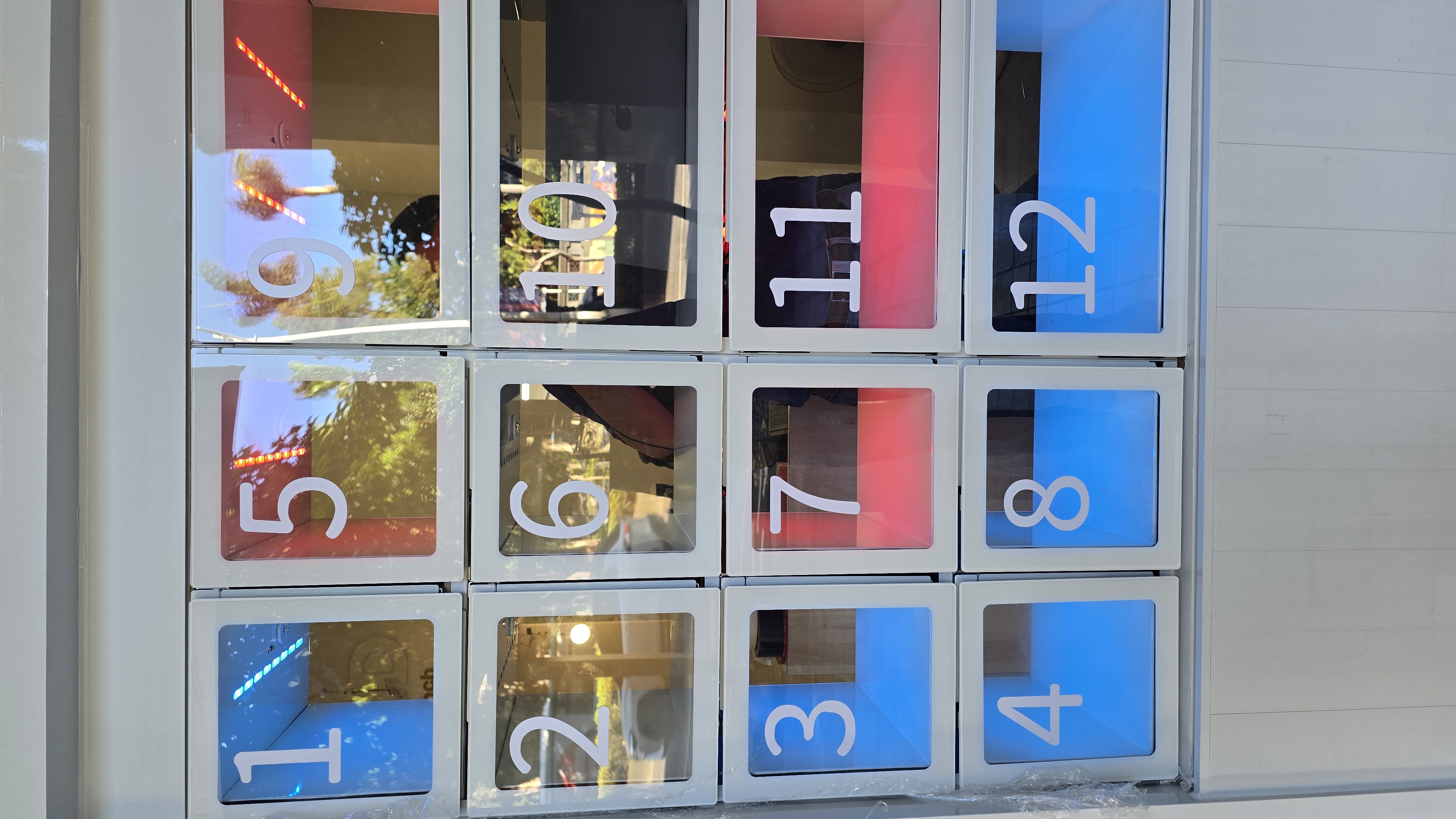 GraBox AI 智取櫃格位特寫 — 多格位智慧鎖定系統